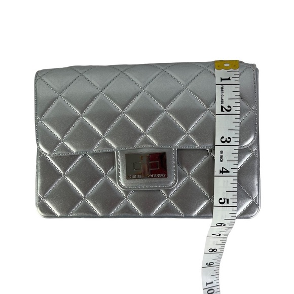 Design Inverso Silver Chain Crossbody Purse - Picture 15 of 15